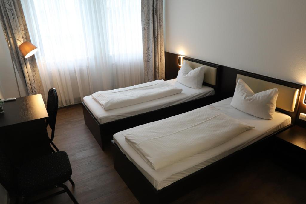 Postel nebo postele na pokoji v ubytování Hotel am Südtor