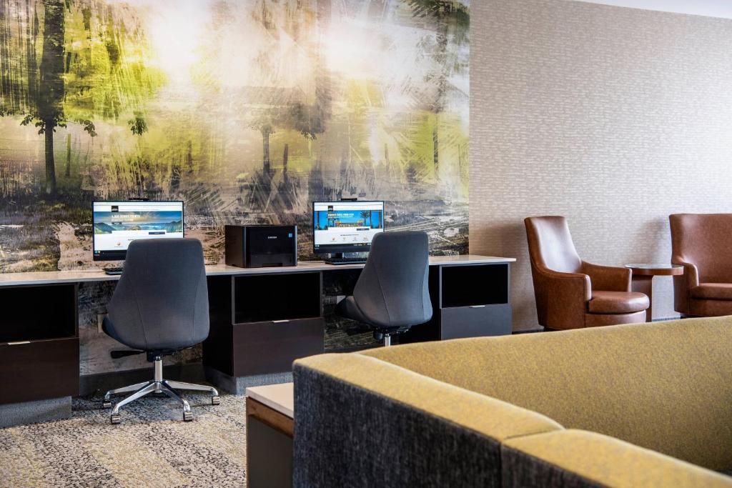 Posezení v ubytování Courtyard by Marriott Edmonton West