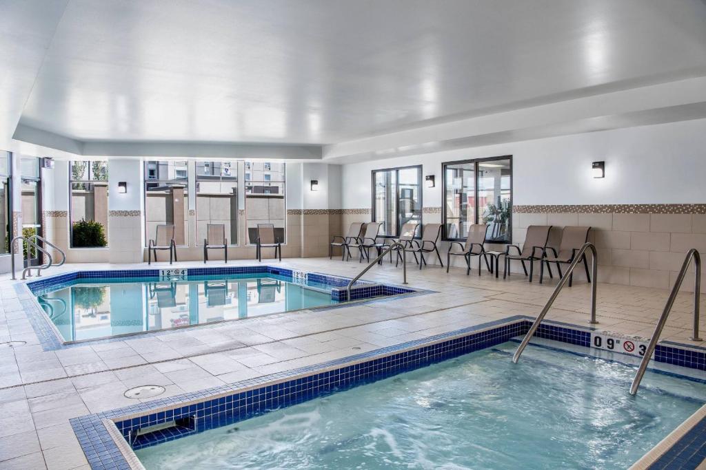 Bazén v ubytování Courtyard by Marriott Edmonton West nebo v jeho okolí