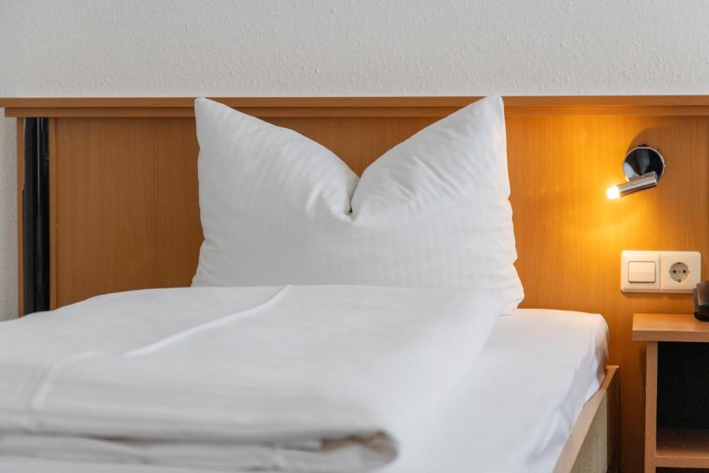 Postel nebo postele na pokoji v ubytování Hotel am Südtor