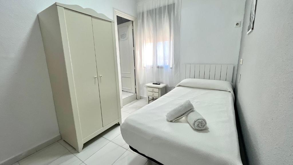 Postel nebo postele na pokoji v ubytování Hostal Carlos III