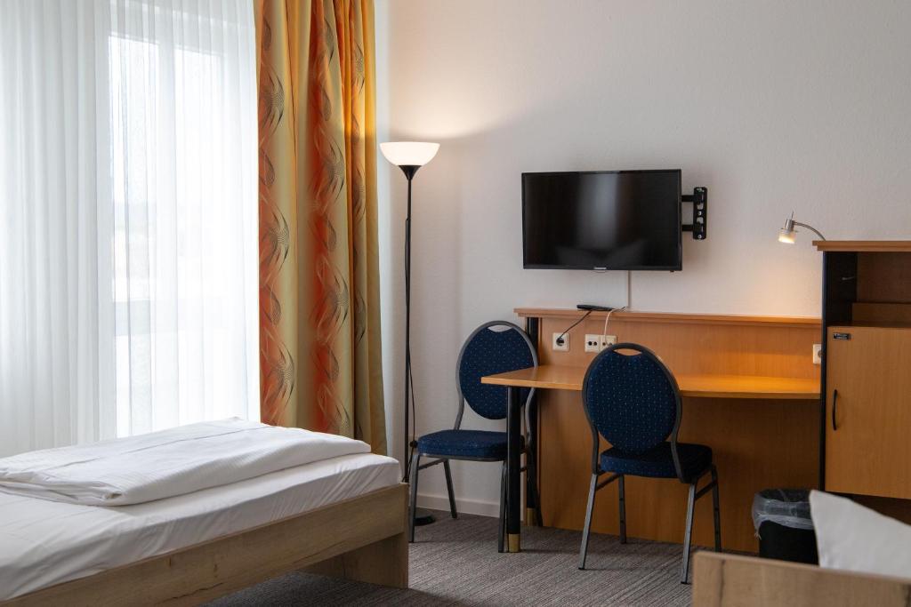 TV a/nebo společenská místnost v ubytování Hotel am Südtor