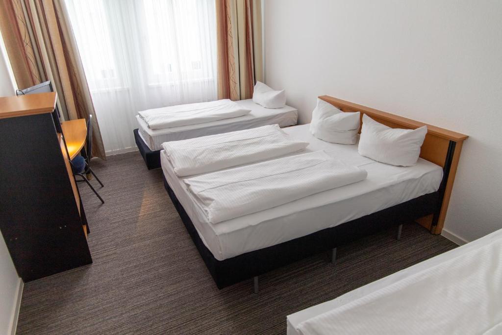 Postel nebo postele na pokoji v ubytování Hotel am Südtor