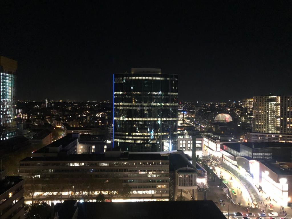 Nespecifikovaný výhled na destinaci Rotterdam nebo výhled na město při pohledu z aparthotelu