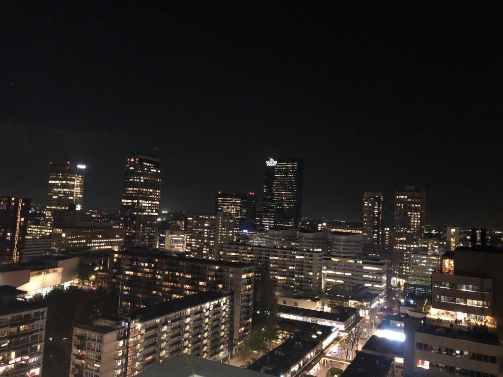 Nespecifikovaný výhled na destinaci Rotterdam nebo výhled na město při pohledu z aparthotelu