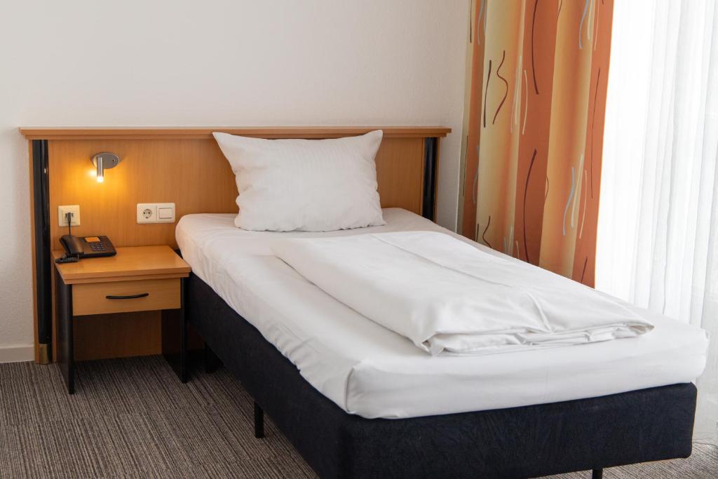 Postel nebo postele na pokoji v ubytování Hotel am Südtor