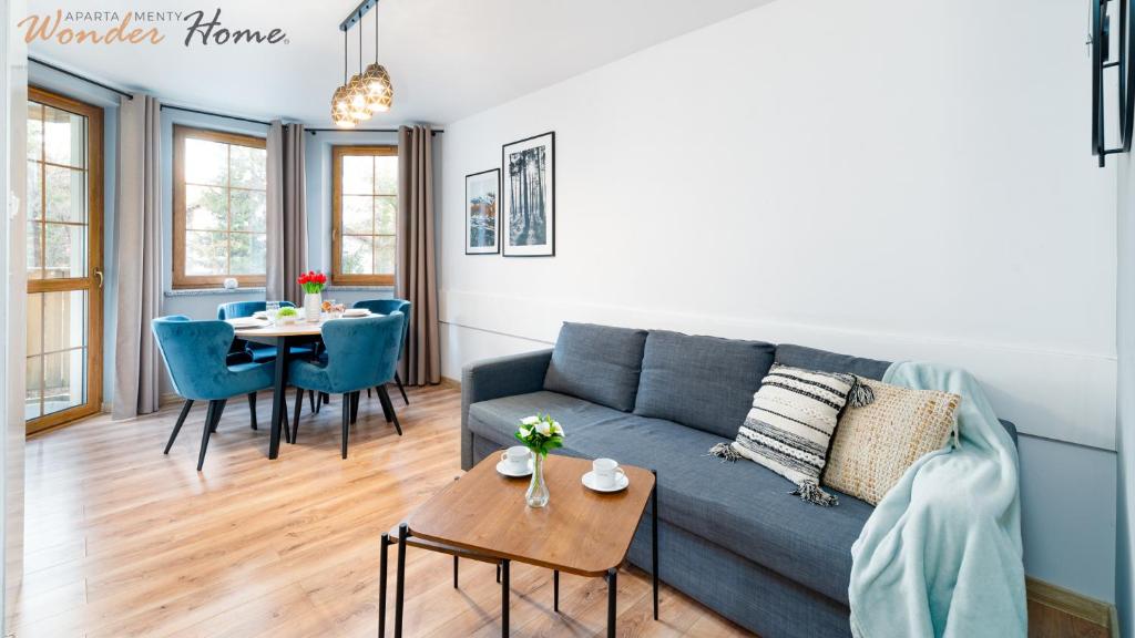 Posedenie v ubytovaní Wonder Home - Apartamenty położone blisko deptaka, licznych restauracji i sklepów