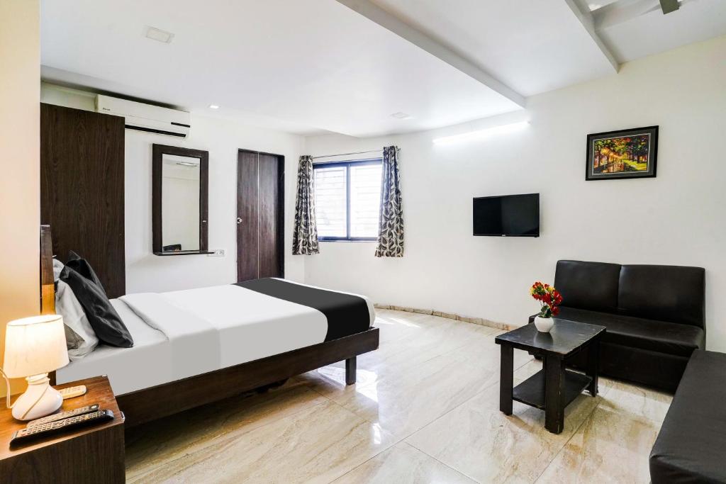 TV a/nebo společenská místnost v ubytování Hotel O Nashik Near Vijay Mamta Theatre Formerly Sahara Inn