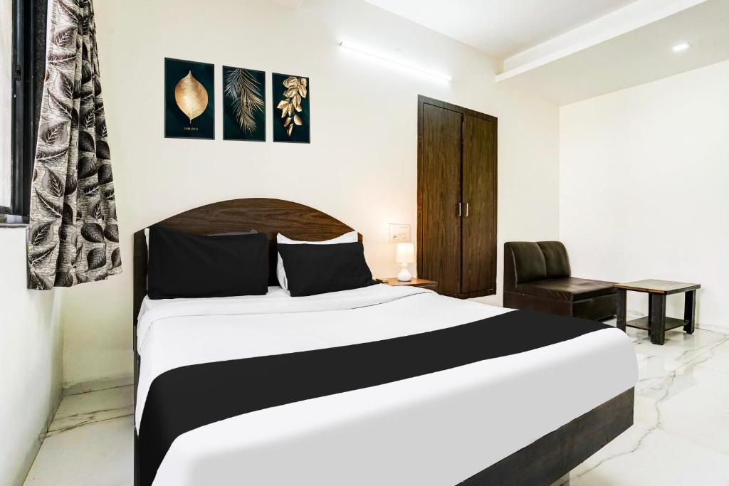 Postel nebo postele na pokoji v ubytování Hotel O Nashik Near Vijay Mamta Theatre Formerly Sahara Inn