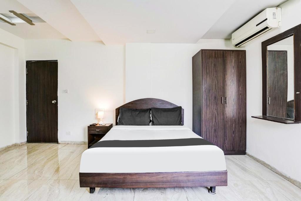 Postel nebo postele na pokoji v ubytování Hotel O Nashik Near Vijay Mamta Theatre Formerly Sahara Inn