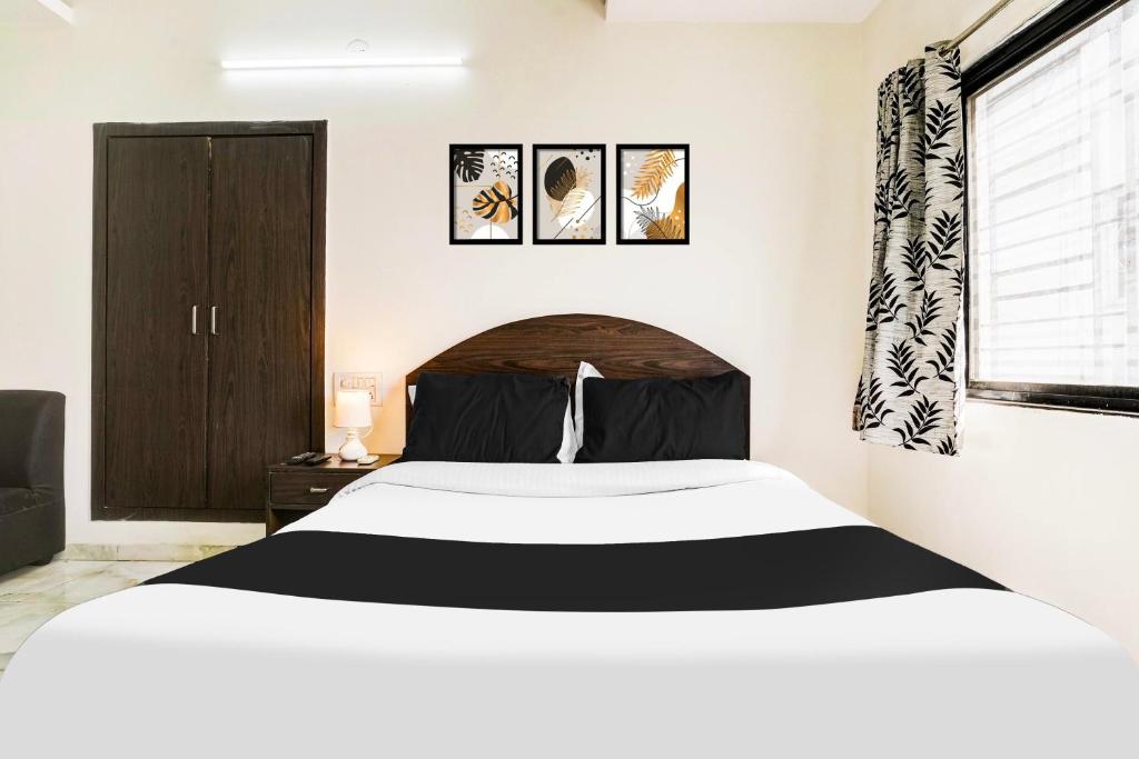 Postel nebo postele na pokoji v ubytování Hotel O Nashik Near Vijay Mamta Theatre Formerly Sahara Inn