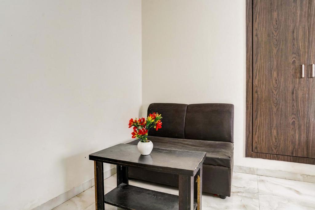 Posezení v ubytování Hotel O Nashik Near Vijay Mamta Theatre Formerly Sahara Inn