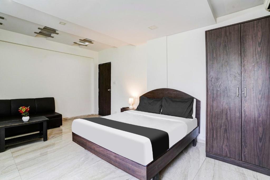 Postel nebo postele na pokoji v ubytování Hotel O Nashik Near Vijay Mamta Theatre Formerly Sahara Inn