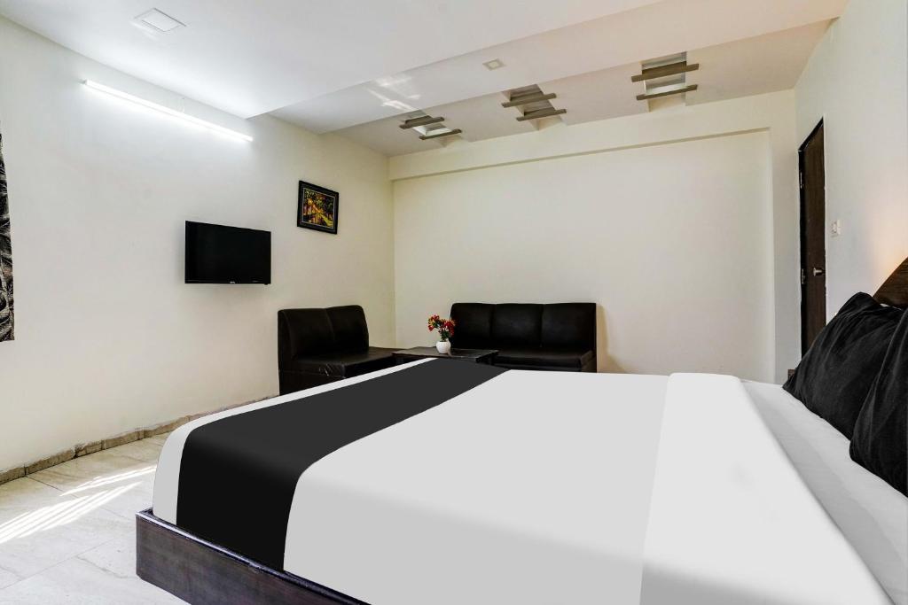 TV a/nebo společenská místnost v ubytování Hotel O Nashik Near Vijay Mamta Theatre Formerly Sahara Inn