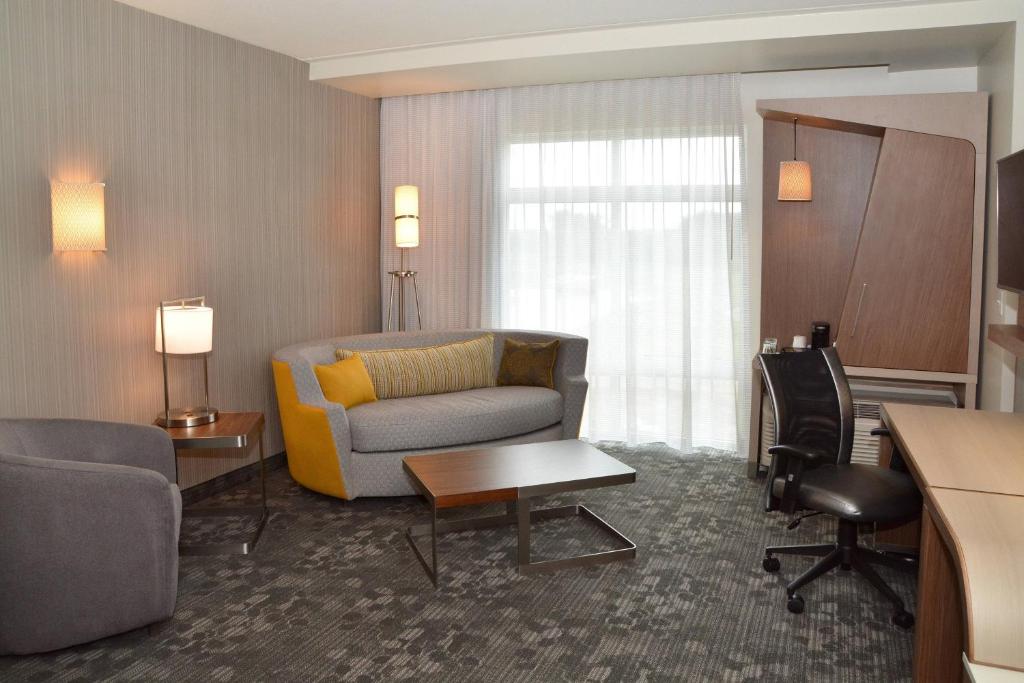 Courtyard by Marriott Youngstown Canfield photo