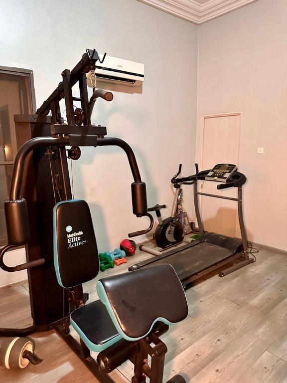 Fitness centrum a/nebo fitness zařízení v ubytování Mainstay Villa Asaba