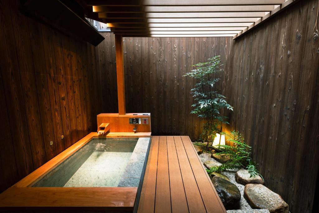 una piscina en medio de una casa en Rinn Rokujo Machiya, en Kioto