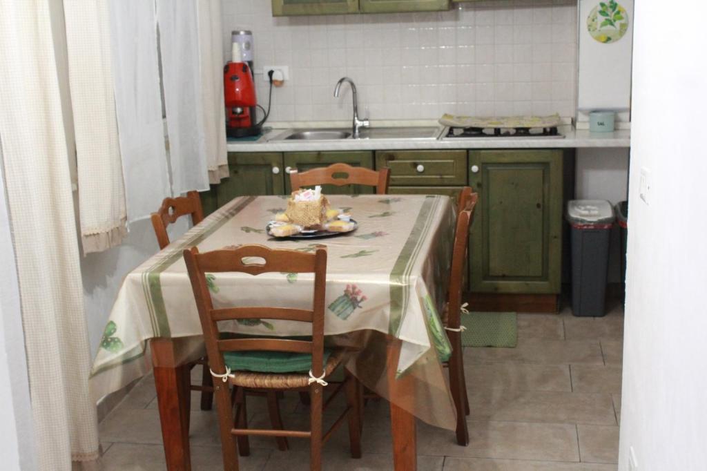 A kitchen or kitchenette at casa salusa