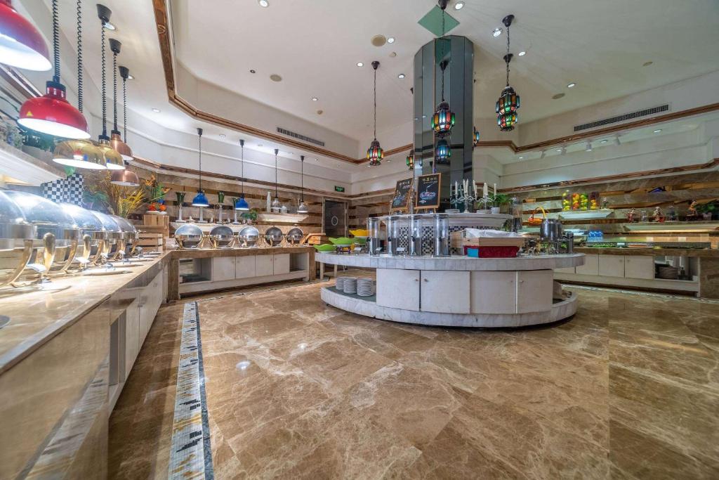 Supermarket nebo jiné obchody v  hotelu nebo okolí