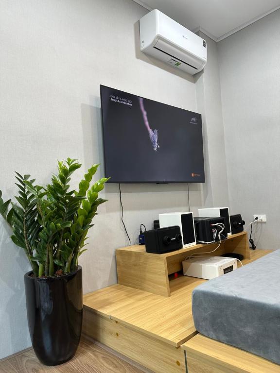 TV a/nebo společenská místnost v ubytování HaNoi HomeStay 43