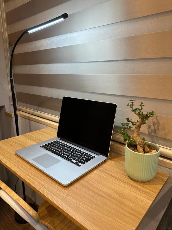 TV a/nebo společenská místnost v ubytování HaNoi HomeStay 43