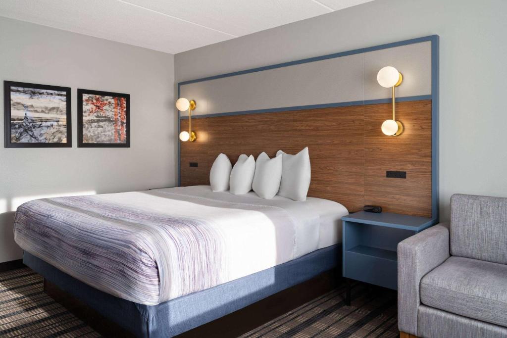 AmericInn by Wyndham Beaver Dam - King Room - Non-Smoking