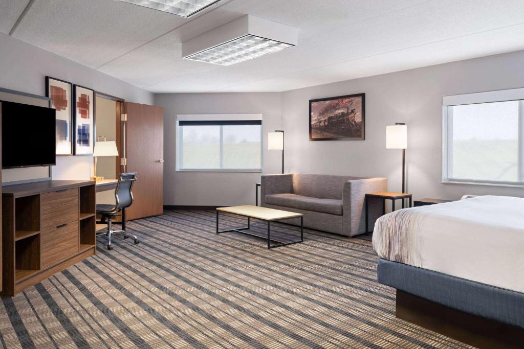 AmericInn by Wyndham Beaver Dam - Deluxe King Room - Non-Smoking