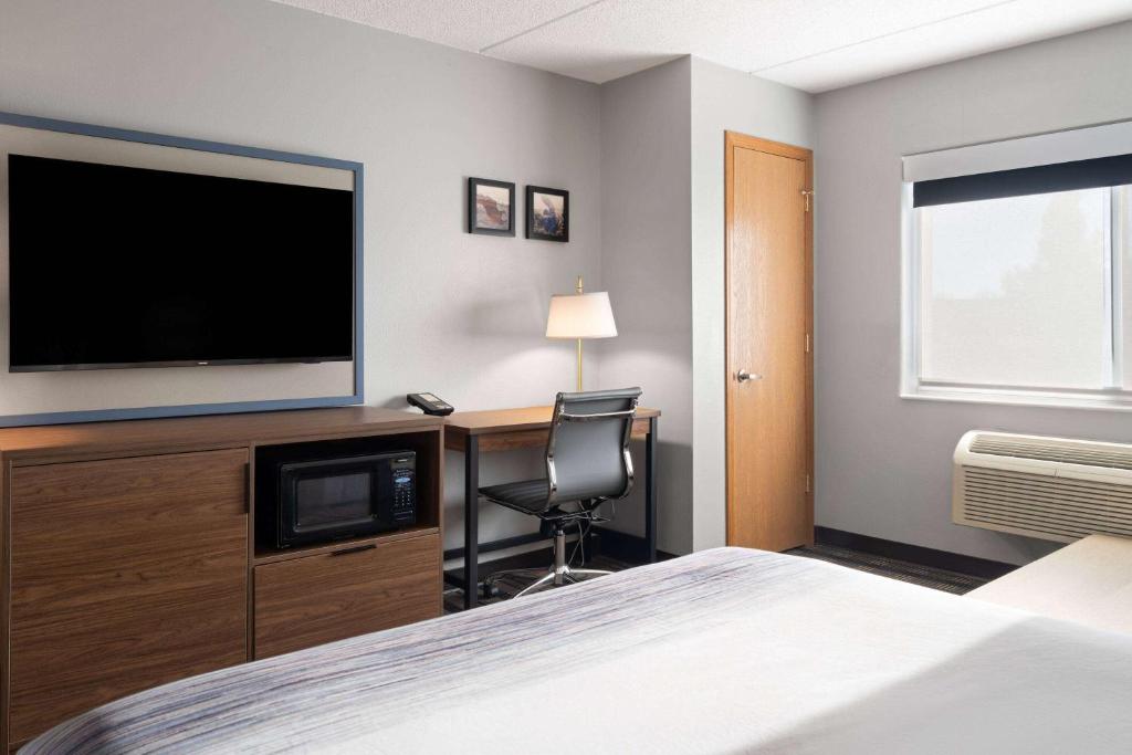 AmericInn by Wyndham Beaver Dam - Queen Room - Mobility Access/Non-Smoking