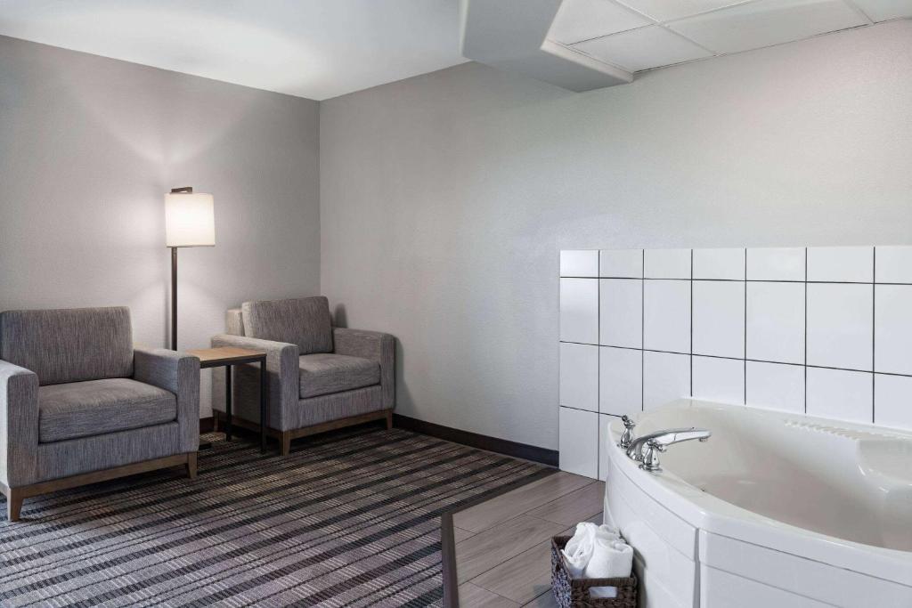 AmericInn by Wyndham Beaver Dam - Deluxe King Studio Suite - Non-Smoking