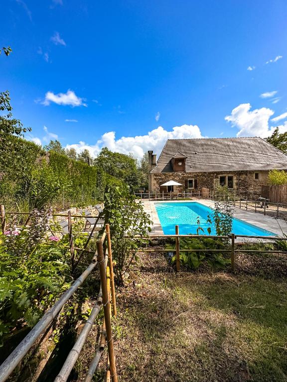une image d'une maison avec piscine dans l'établissement Gîte le relais de la diligence, à Saint-Lazare