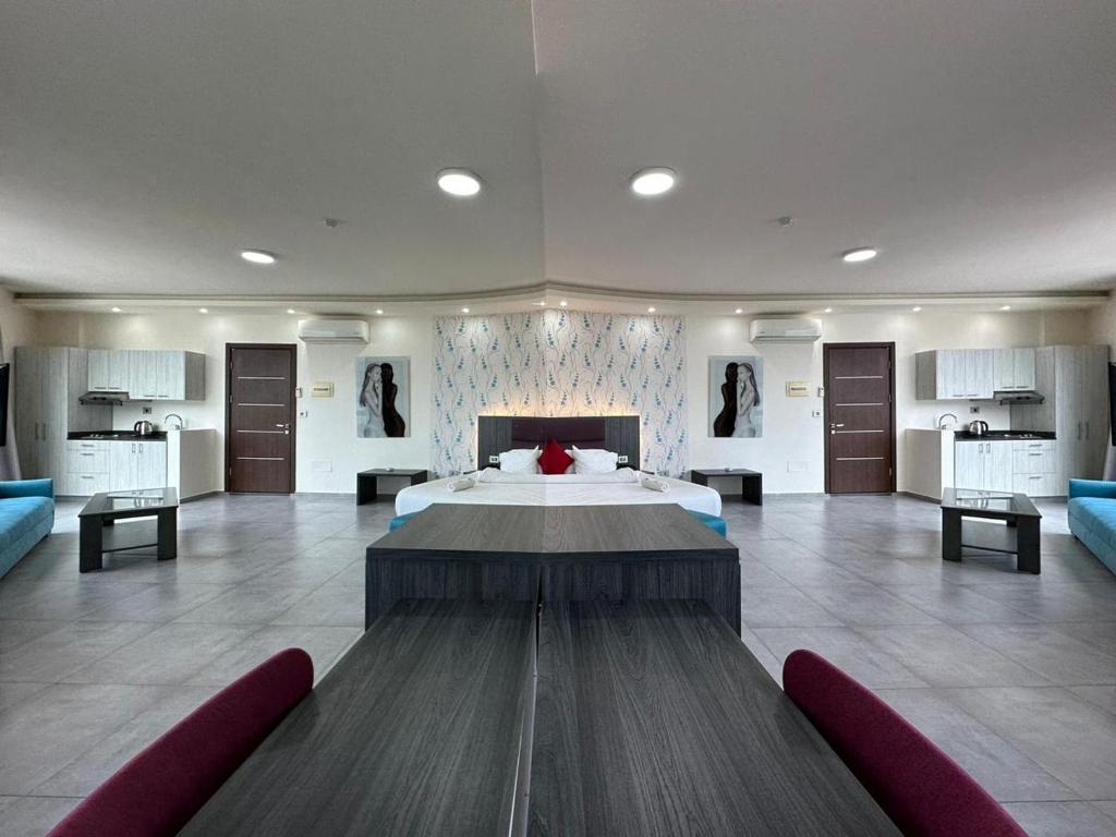 Postel nebo postele na pokoji v ubytování Le Six Hotel And Resort