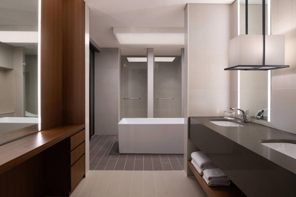 Koupelna v ubytování Courtyard by Marriott Suwon