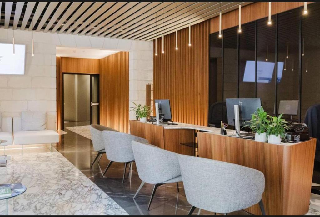 TV a/nebo společenská místnost v ubytování Mercury Tower Suites