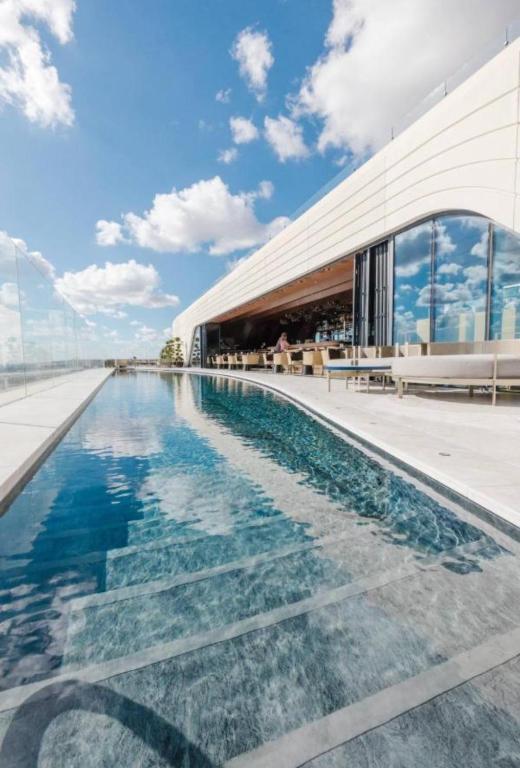 Bazén v ubytování Mercury Tower Suites nebo v jeho okolí