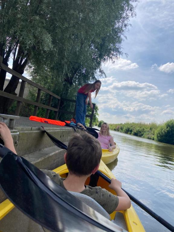 Výhled na řeku, která protéká v blízkosti prázdninového domu