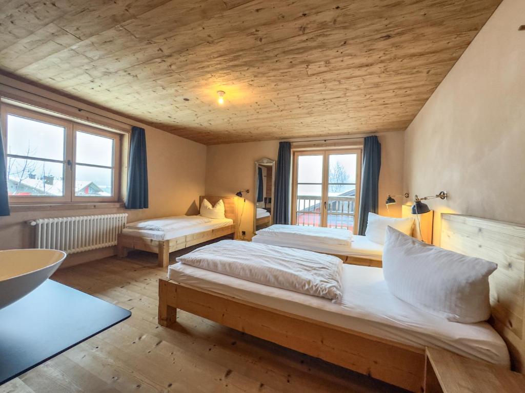 Katil atau katil-katil dalam bilik di alpen select lodge Kleinwalsertal