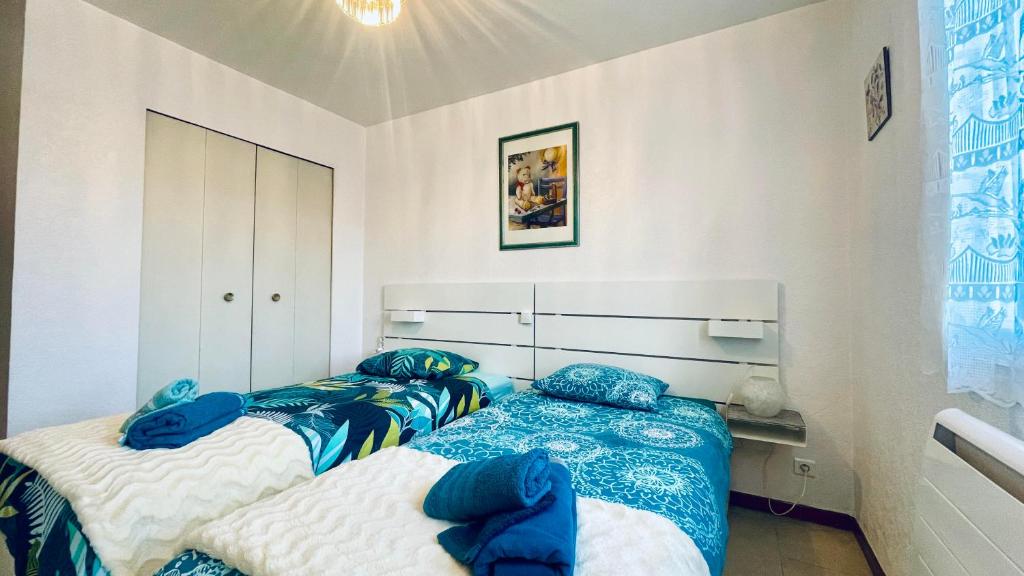 Łóżko lub łóżka w pokoju w obiekcie Rendez-vous au soleil de Provence - gite 4 personnes 80m2 - coin jardin - climatisation
