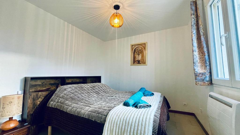 Łóżko lub łóżka w pokoju w obiekcie Rendez-vous au soleil de Provence - gite 4 personnes 80m2 - coin jardin - climatisation