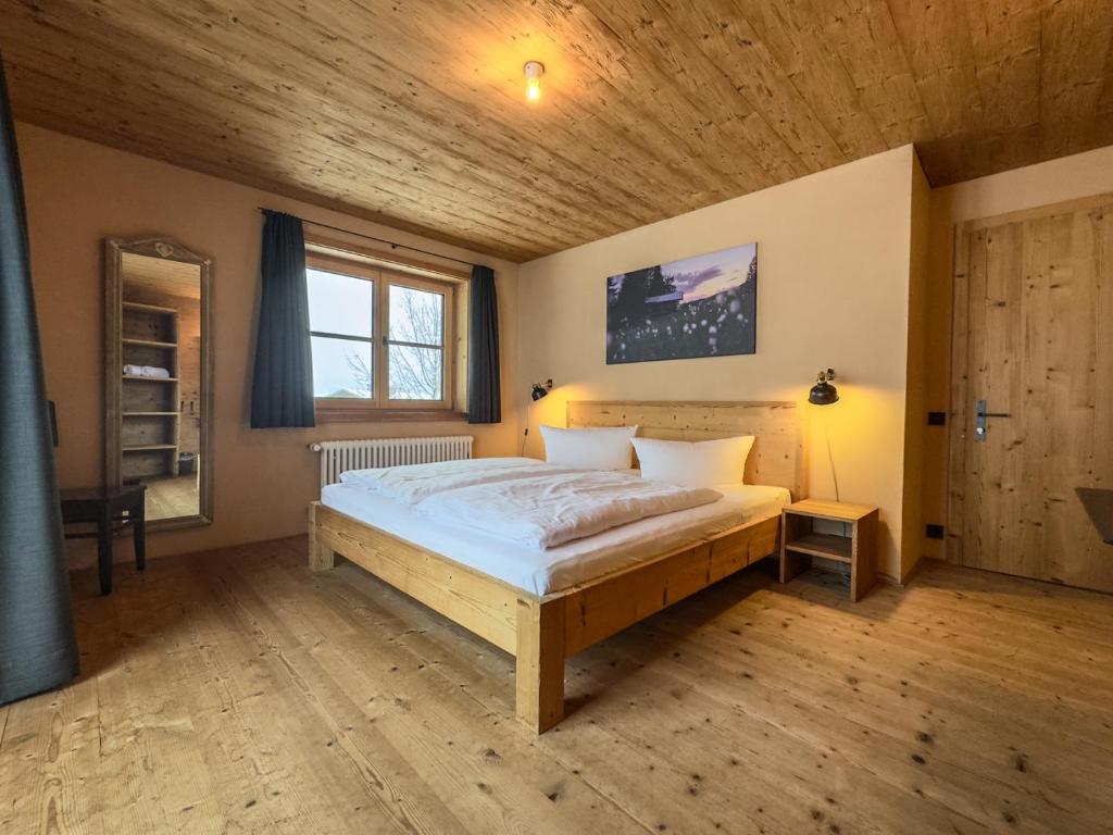 Katil atau katil-katil dalam bilik di alpen select lodge Kleinwalsertal