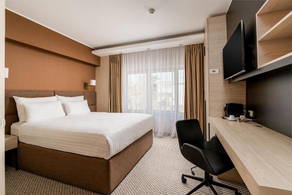 Postel nebo postele na pokoji v ubytování Crystal Palace Hotel