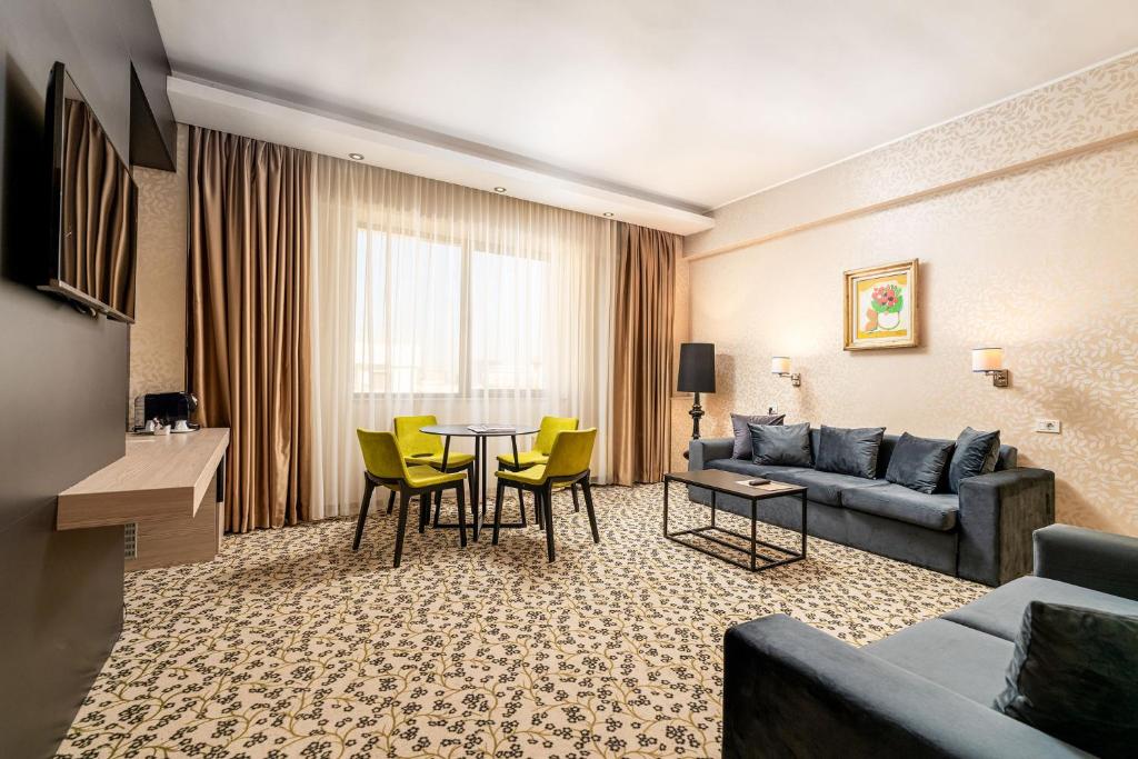Posezení v ubytování Crystal Palace Hotel
