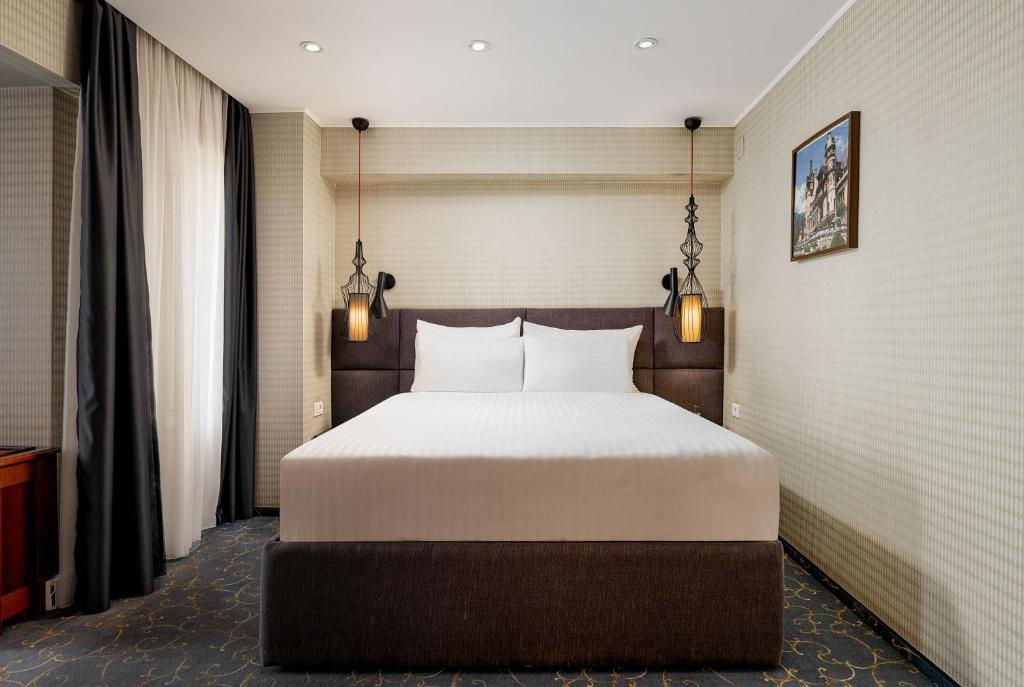 Postel nebo postele na pokoji v ubytování Crystal Palace Hotel