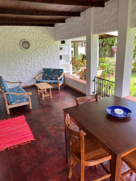 Posezení v ubytování HCS Bungalows Turtle Bay Rustic Bungalow