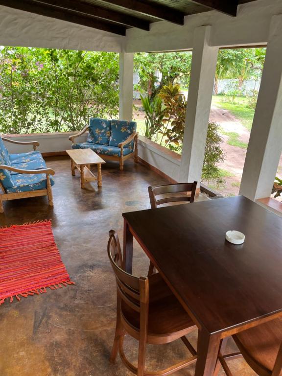 Posezení v ubytování HCS Bungalows Turtle Bay Rustic Bungalow
