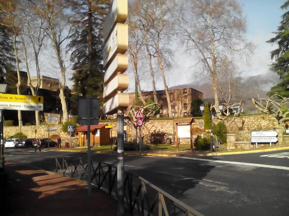 a street with a building on the side of the road at El respiro de la Vera AT-CC-00876 in Jarandilla de la Vera