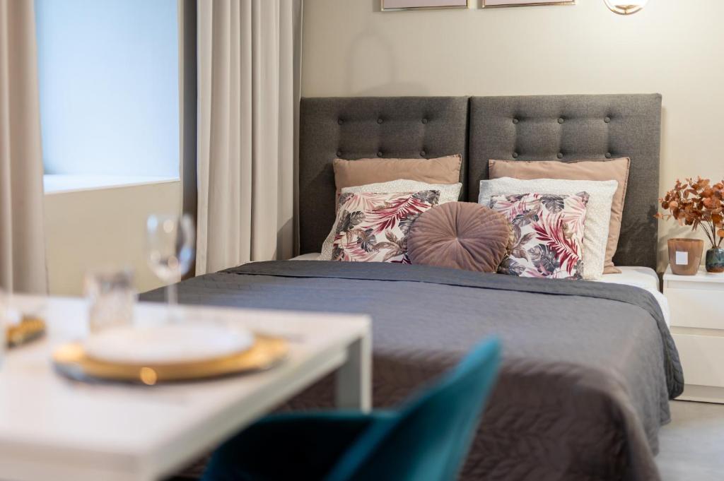 Łóżko lub łóżka w pokoju w obiekcie 7apartments przy Termach Cieplickich