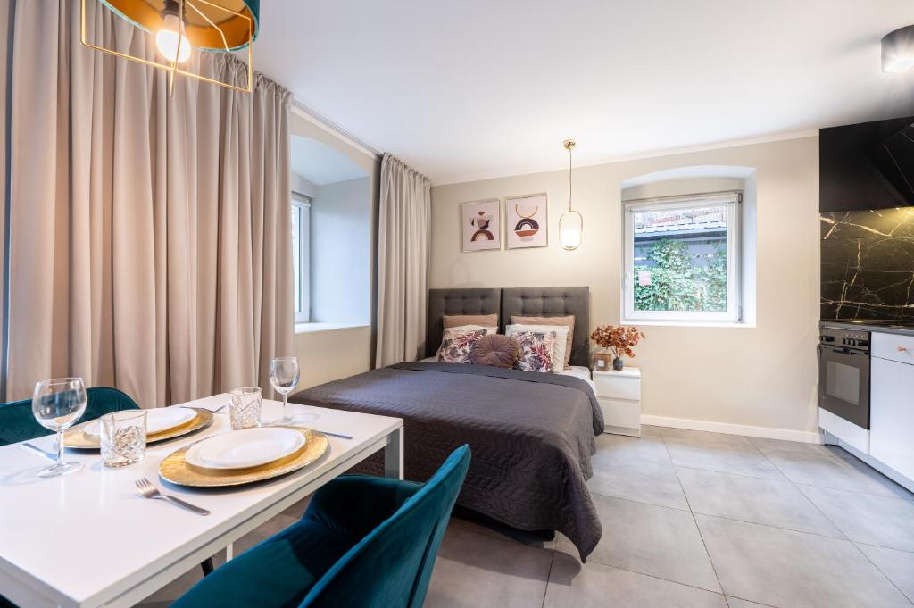 Łóżko lub łóżka w pokoju w obiekcie 7apartments przy Termach Cieplickich