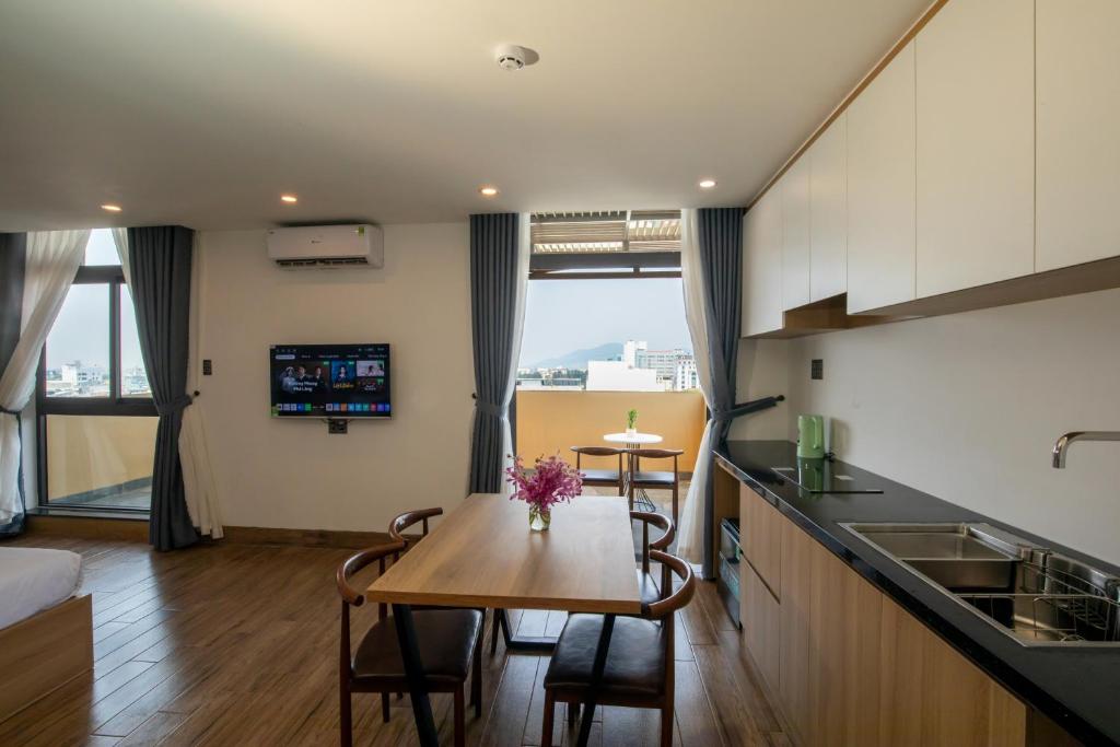 Eldhús eða eldhúskrókur á FIRST Studio Hotel Da Nang