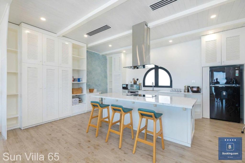 Kuchyň nebo kuchyňský kout v ubytování Sun Villa 65 - View Biển Trực Diện