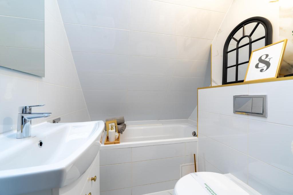 Łazienka w obiekcie 7apartments przy Termach Cieplickich